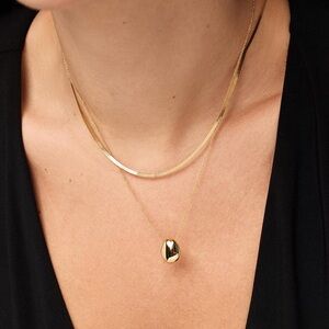 Chic Gold Necklace with Pendant